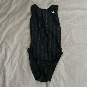 TYR size 26 fusion 2 aeroback suit